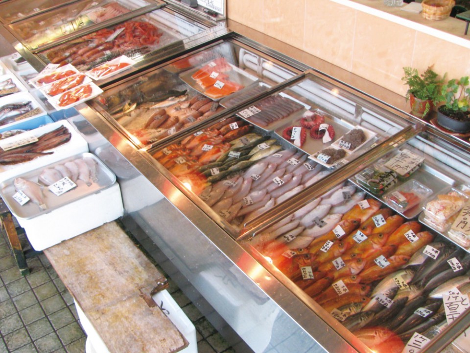 金沢市内の鮮魚店の店頭の様子。四季を通じで豊富な魚介類が並ぶ。